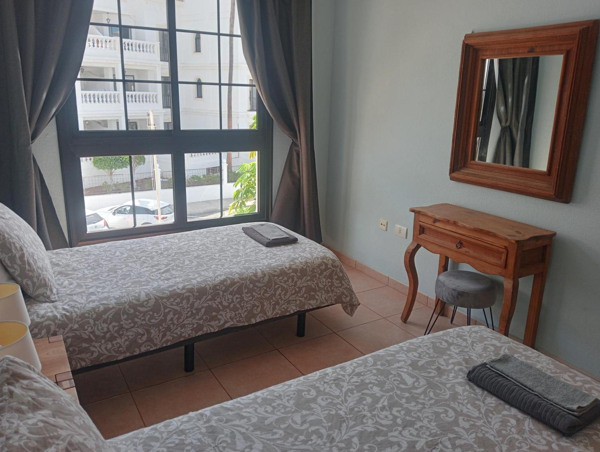 Greatly Located Apartment With Heated Pool, Los Cristianos Лос Кристианос Экстерьер фото