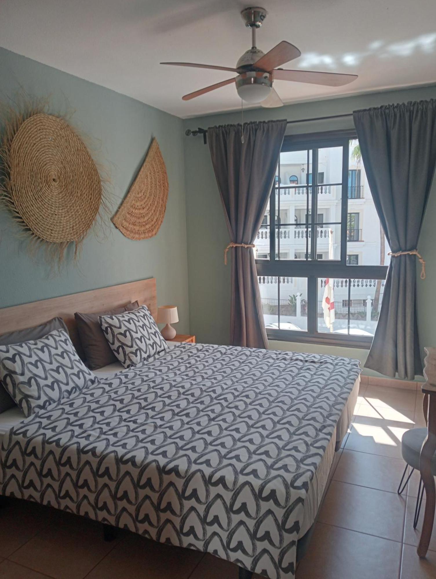 Greatly Located Apartment With Heated Pool, Los Cristianos Лос Кристианос Экстерьер фото