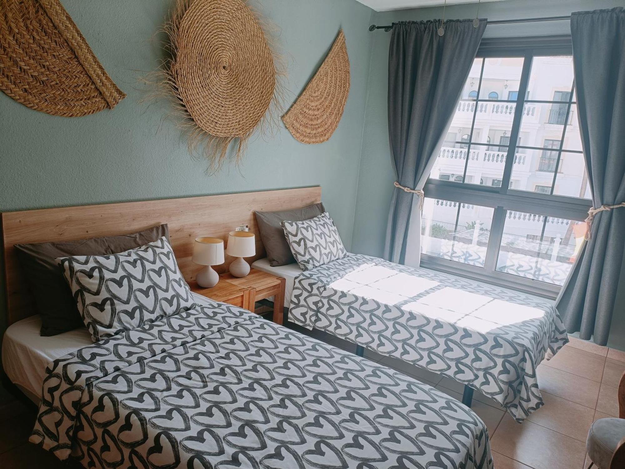Greatly Located Apartment With Heated Pool, Los Cristianos Лос Кристианос Экстерьер фото