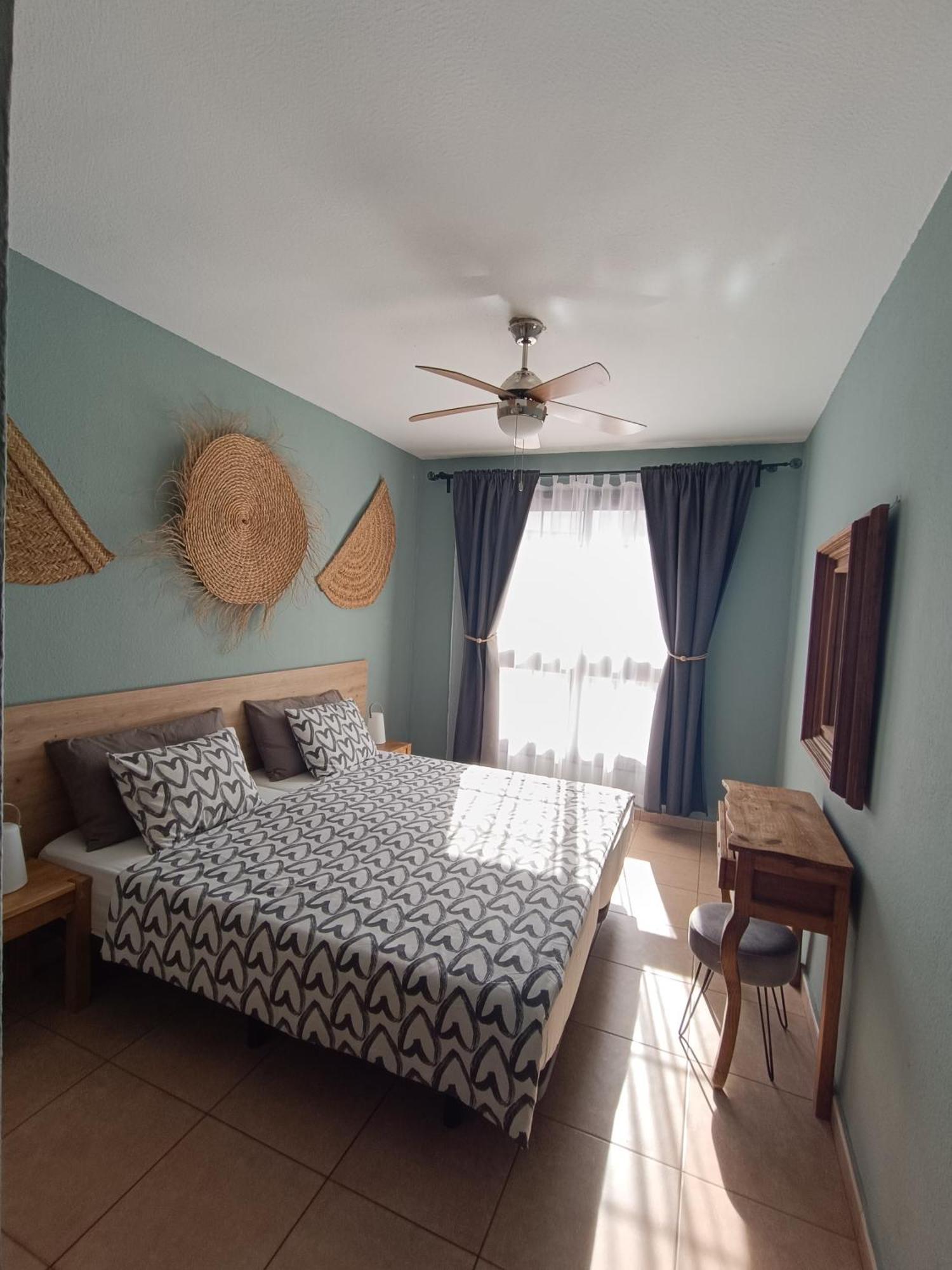 Greatly Located Apartment With Heated Pool, Los Cristianos Лос Кристианос Экстерьер фото